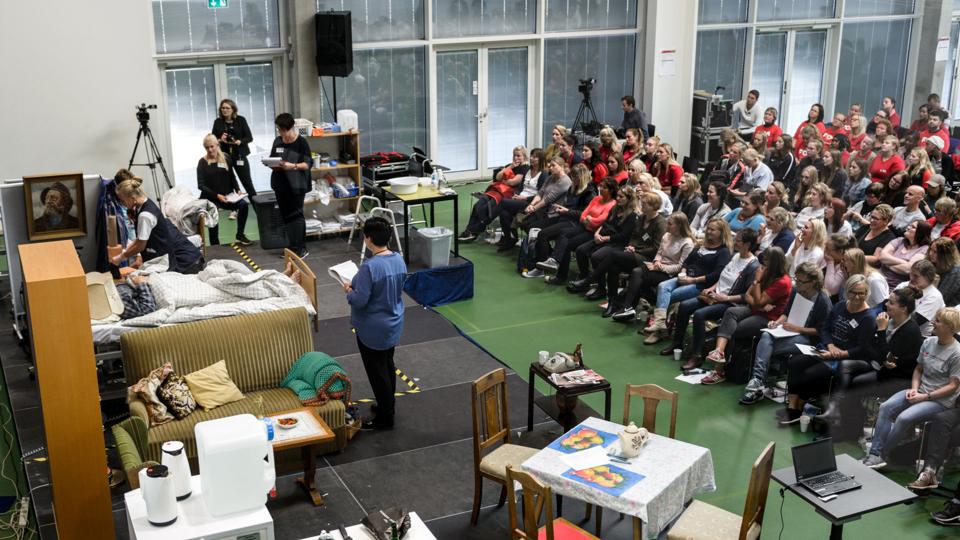 Der skal uddannes meres SOSU-personale i fremtiden, hvis Aalborg Kommune skal have adgang til den nødvendige arbejdskraft, men kommunen kan spare stort millionbeløb, hvis man selv ansætter medarbejdere frem for at anvende vikarbureauer. Arkivfoto: Nicolas Cho Meier
