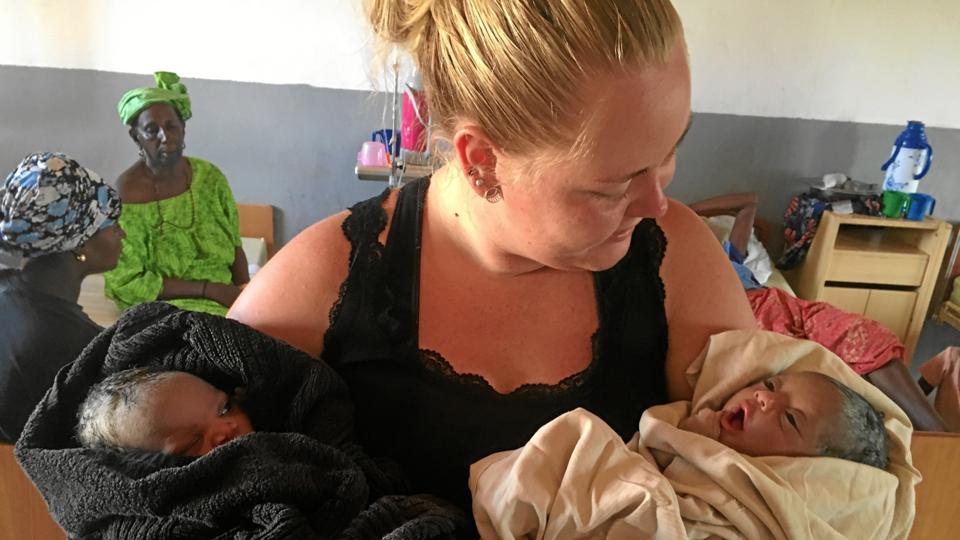 Josephine Jensen med to af de i alt 64 børn hun har været med til at bringe til verden. Privatfoto