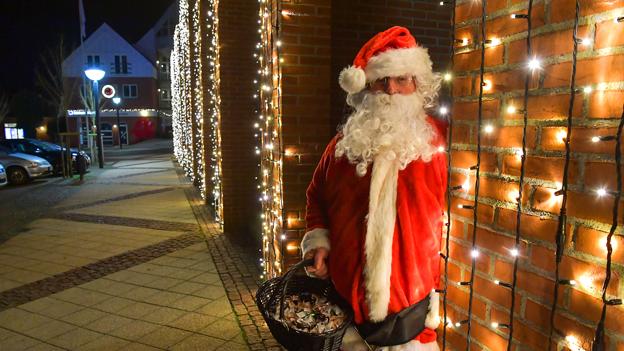Det vakte landsdækkende opsigt, da Per Kirkebys værk for nogle år siden pludselig fik skruet julelys fast. Det blev hurtigt pillet ned igen - til nogles glæde og andres utilfredshed.