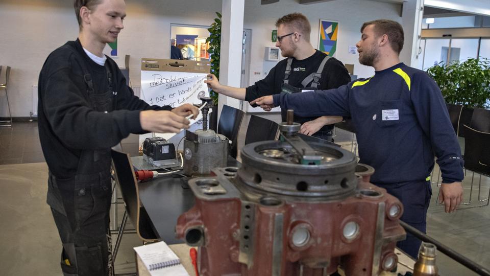 Vinderne af årets innovations camp på EUC Nord i gang med at klargøre deres prototype til udstilling. Foto: Kurt Bering. <i>Kurt Bering</i>