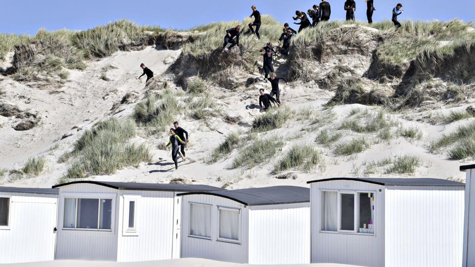 Løkken er kendt for sin badestrand og de små badehuse. Arkivfoto: Bent Bach