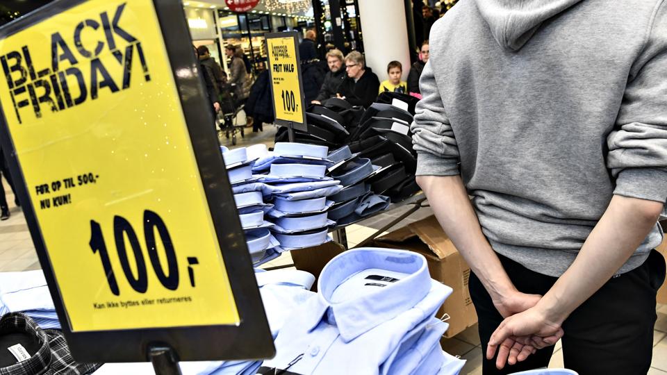 Langt de fleste steder sættes priserne kraftigt ned på fredag. Arkivfoto: Bent Bach