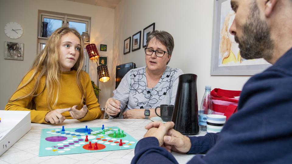 At slå Yvonne Micheelsen og Peter Jensen i ludo får Sheila Calvallo ikke uden videre lov til. Men ellers må hun det meste hos sine nye voksenvenner.