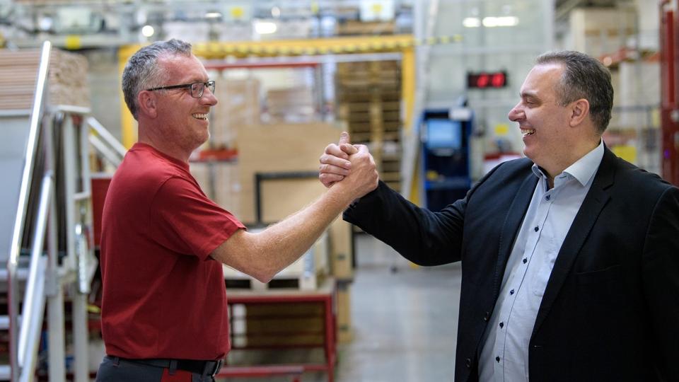 Bjarne Gøttrup, produktionsmedarbejder (tv.) og Francois Grimal, adm. direktør, har begge været omkring 25 år hos Dolle. De elsker deres arbejdsplads. Foto: Bo Lehm