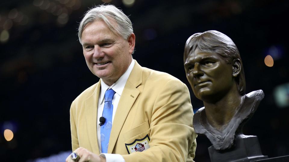 Morten Andersen med symbolerne på indlemmelsen i Pro Football Hall of Fame - en buste og en guldjakke. Arkivfoto: Chris Graythen/Ritzau Scanpix