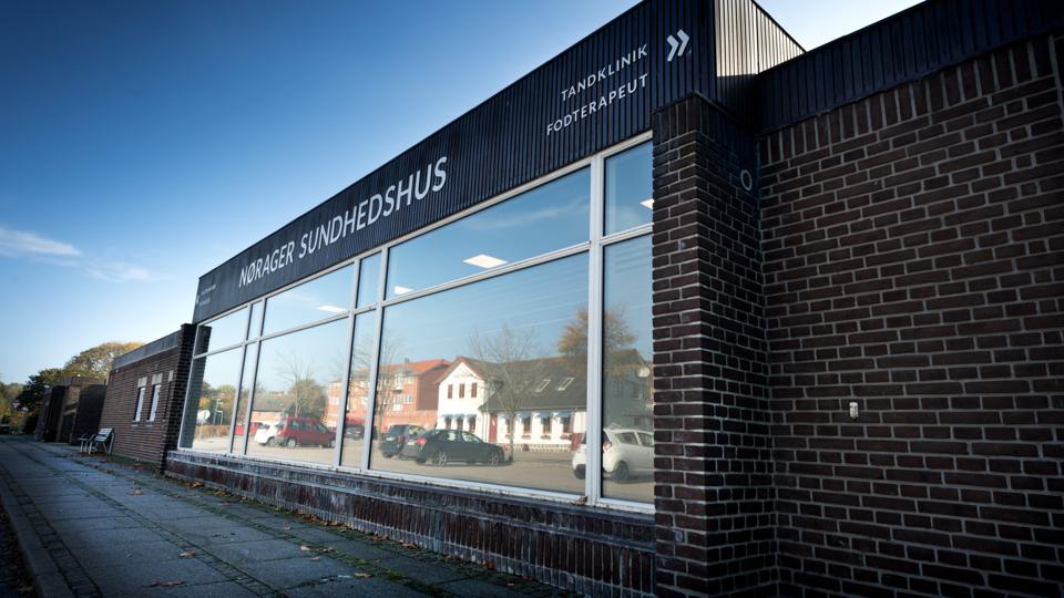 Med en mellembygning i to etager bliver sundhedshuset og lægehuset til venstre nu bygget sammen. Sundhedshuset blev indviet i januar 2017.