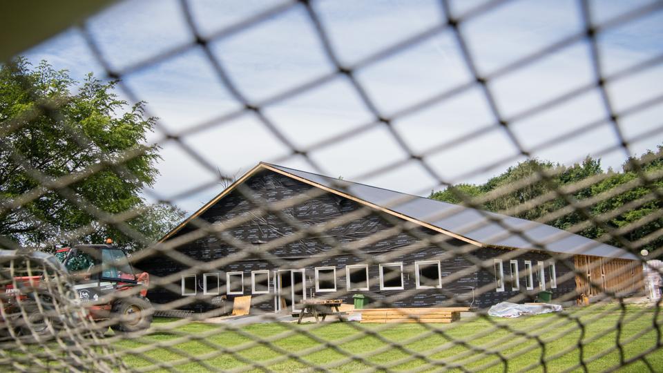 Lige før påske blev der gravet ud til minihallens fundamenter, og siden har en stor gruppe af lokale frivillige knoklet i deres fritid med at rejse den knap 1000 kvadratmeter store hal. Arkivfoto: Martin Damgård