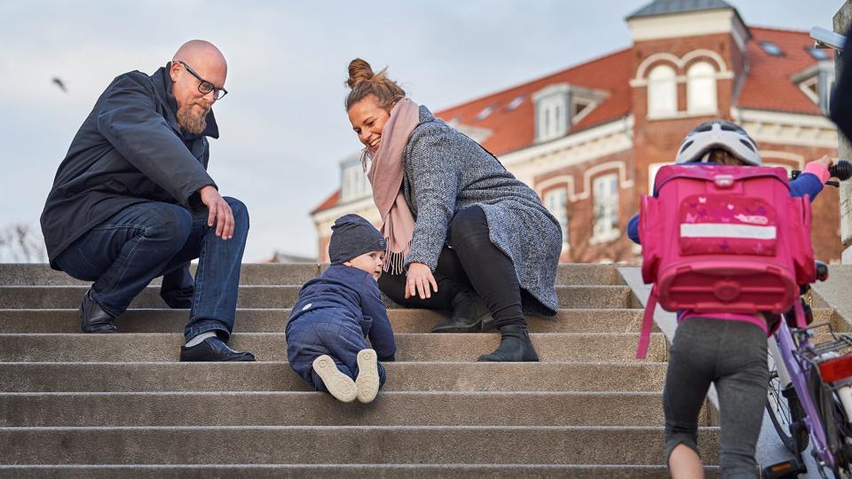 Marie Hoehl Tolstrup og hendes mand elsker at bruge byen, men drømmer om levende baggårde og kaffebarer til børnefamilier. Foto: Henrik Bo