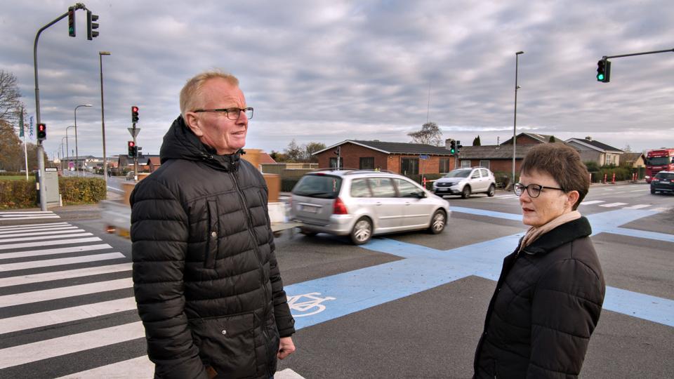 Karina og Lars Larsen fra Hånbækvej har gennem årene kæmpet bravt for at forbedre trafikforholdene i området. Hidtil har det været forgæves. Foto: Hans Ravn