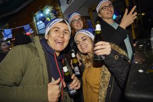 Nissepiger og gratis øl: Se billeder og video fra J-dag i Gaden