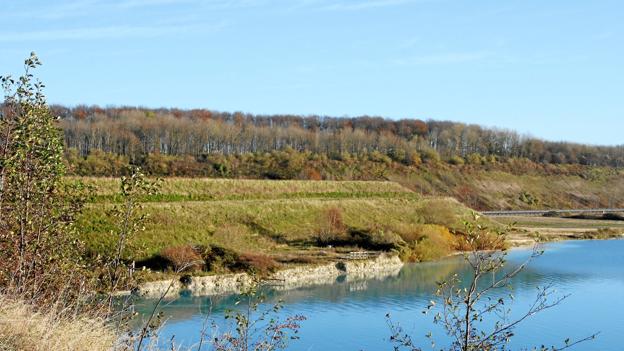 Aalborg Portland tog for nyligt hul på tredje etape, som omfatter etableringen af terrasser i kridtgraven. Terrasserne har til formål at understøtte en øget biodiversitet og et mere fremkommeligt terræn for både dyr og mennesker. Desuden tænkes terrasserne anvendt i forbindelse med diverse sportslige aktiviteter. Foto: Aalborg Portland