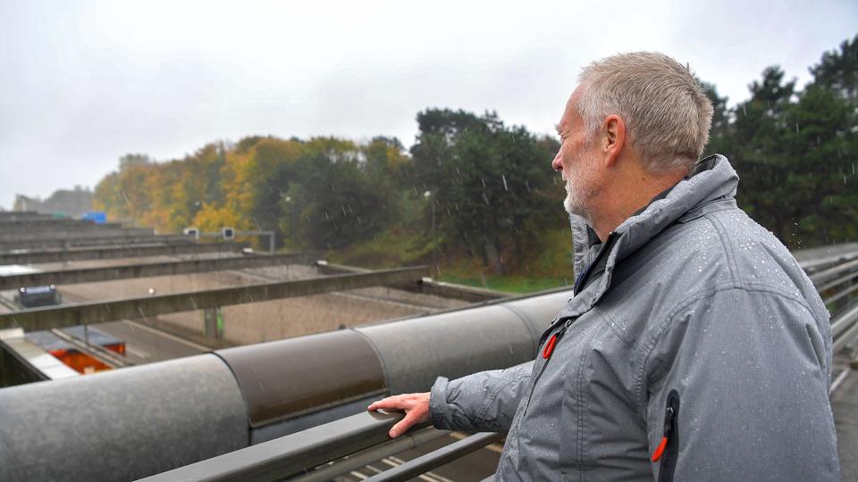 Mere trafik på den eksisterende motorvej og en udbygning med en tunnel mere vil ikke medføre meget mere støj, mener støjekspert Henrik Møller. Foto: Jesper Thomasen