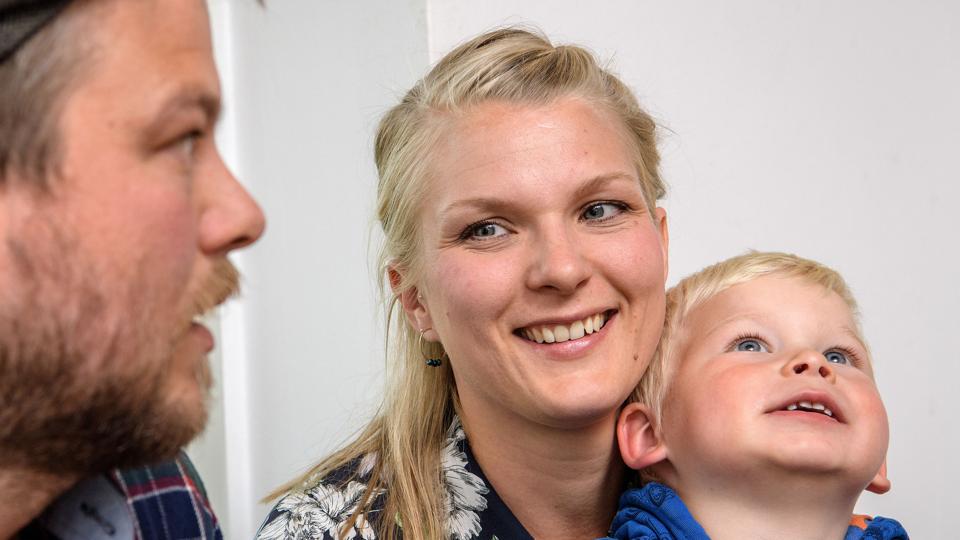 Det var Jannie og Michael Dam Boldts toårige søn Hjalte, som efter en operation i februar havde en gaze klump siddende i halsen. Det har nu ført til, at lægen er under skærpet tilsyn i yderligere ét år. Arkivfoto: Peter Broen