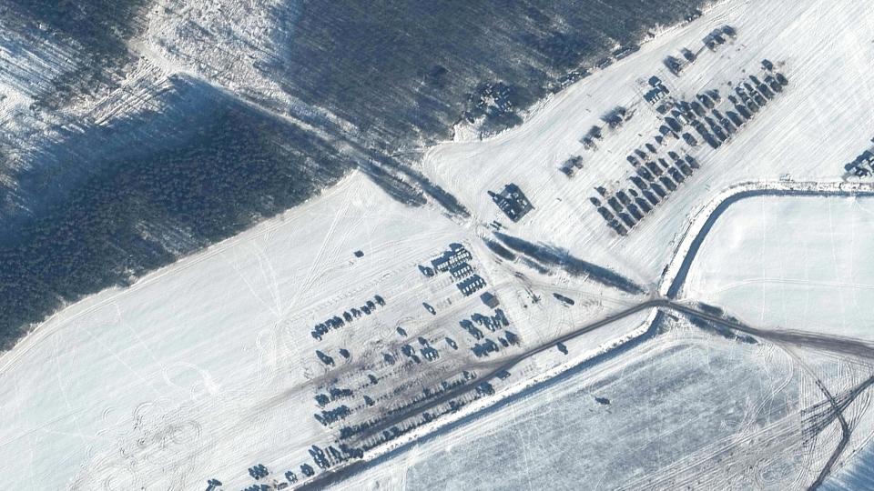 Dette satellitbillede fra begyndelsen af februar viser, at der er indsat soldater og udstyr i Rechitsa i Hviderusland. <i>-/Ritzau Scanpix</i>
