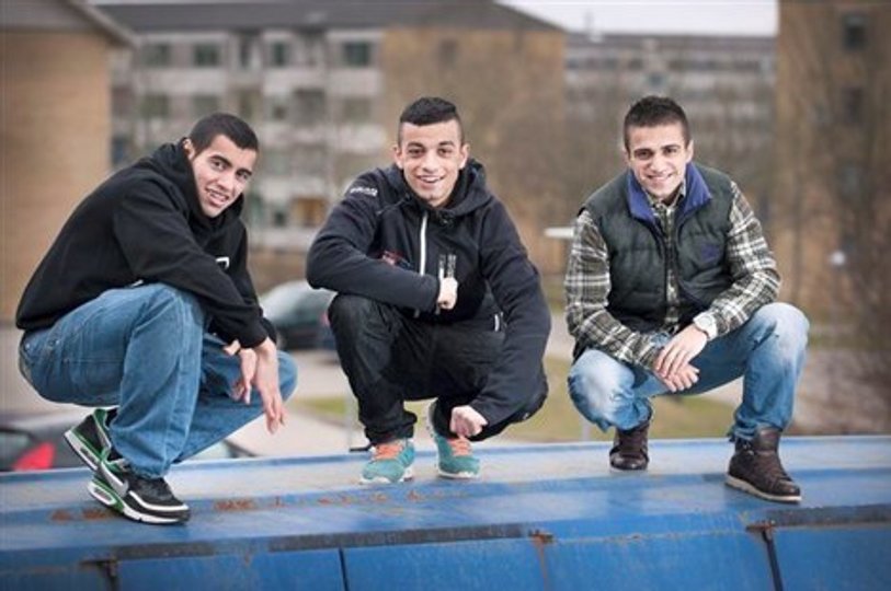 17-årige Hoger Bosali, 16-årige Dana Palin og 15-årige Younis Salieh er glade for projekt Hotspot. De er ikke en del af projektets egentlige målgruppe, men taler alligevel jævnligt med gadeplansmedarbejderne, når de møder dem på gaden eller i klubben