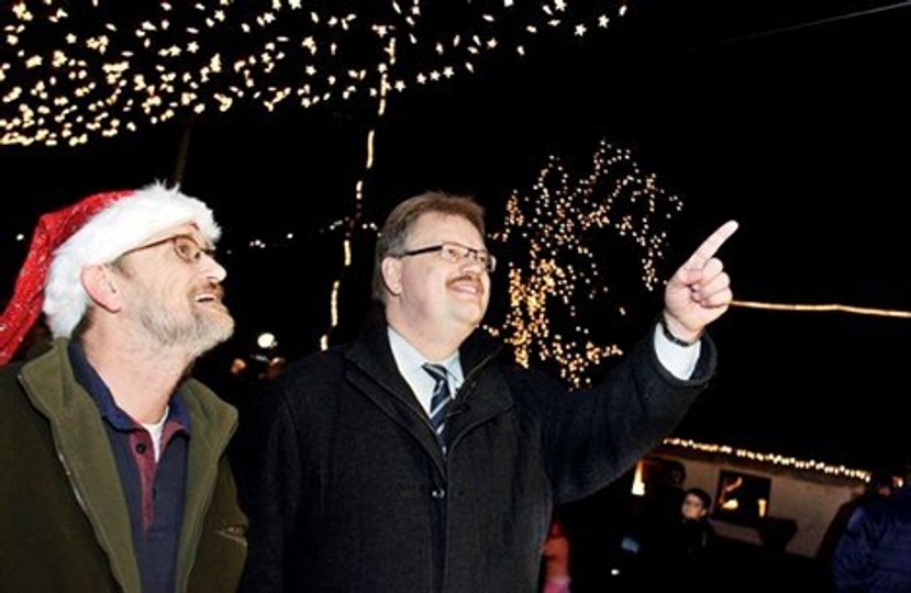 Blandt de mange kendisser, som har tændt julebelysningen er borgmester Mogens Gade, som her ses sammen med Anders Andersen 
Arkivfoto: Ajs Nielsen
