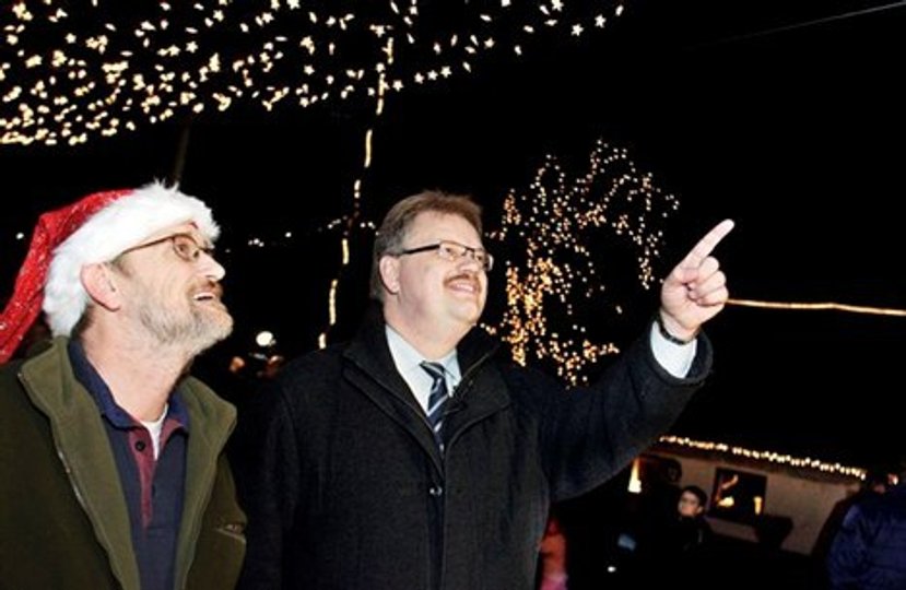 Blandt de mange kendisser, som har tændt julebelysningen er borgmester Mogens Gade, som her ses sammen med Anders Andersen
Arkivfoto: Ajs Nielsen