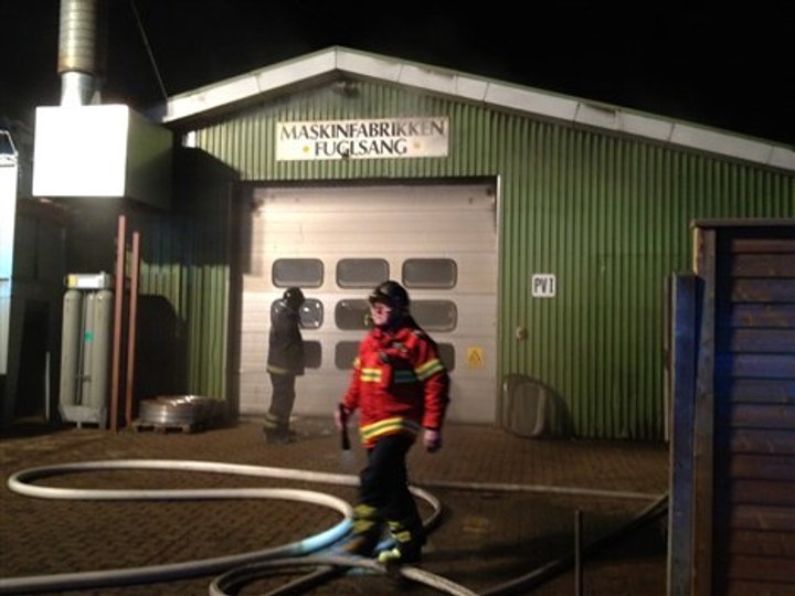 Klokken 22.16 tirsdag aften blev beredskabet kaldt ud til en brand på maskinfabrikken Fuglsang i Klarup. Foto: Jan Pedersen