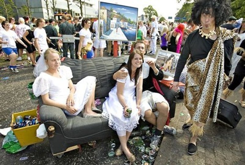 Paraden har det med at hobe sig op ved indgangen. I 2009 var de her deltagere dog begunstiget af en efterladt sofa. Arkivfoto: Claus Søndberg