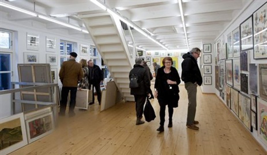 Rigtig mange kunstinteresserede var på pletten i går, da Galerie Wolfsen i samarbejde med kunsthåndværkerne i Dok#1 slog dørene op til oprydningssalg.