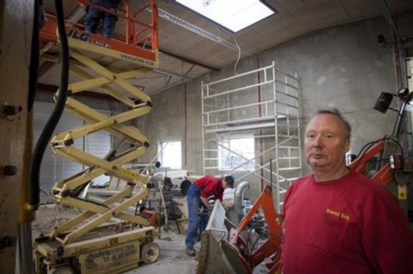 Skæve Auto har optur, og virksomheden har netop investeret 1,5 millioner kroner i en ny tilbygning. Ejeren af Skæve Auto hedder Svend Erik Krogshave. Foto: Kim Dahl Hansen
