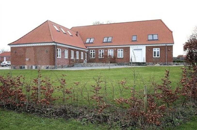 Hvad skal der ske med den nyrenoverede præstegård midt i Vilsted - det spørgsmål står endnu hen i det uvisse. Foto: Lars Pauli