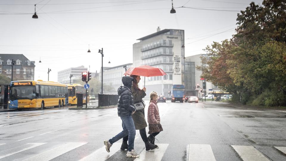 Der kan blive brug for både paraply og regnjakke flere gange i løbet af vinterferien, hvis man har lyst til at bevæge sig ud i det friske vejr. (Arkivfoto.) <i>Mads Claus Rasmussen/Ritzau Scanpix</i>