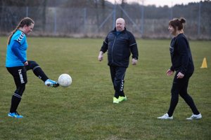 Landsbyklub vil sparke liv i kvindefodbold: Mange har aldrig rørt en bold før