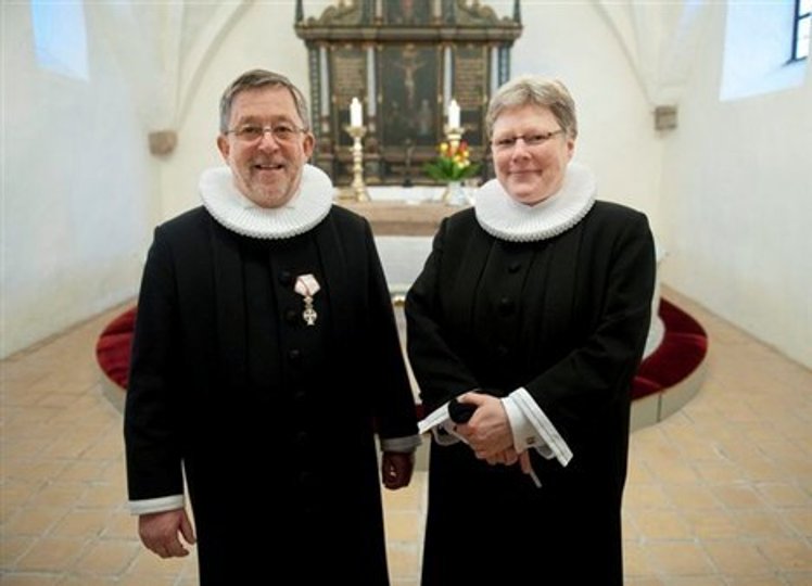Ny kirkebogførende sognepræst i Tømmerby-Lild blev den 48-årige Anna-Marie Sloth. Her ses hun sammen med provst Henning Bjørndal Sørensen. Foto: Diana Holm
