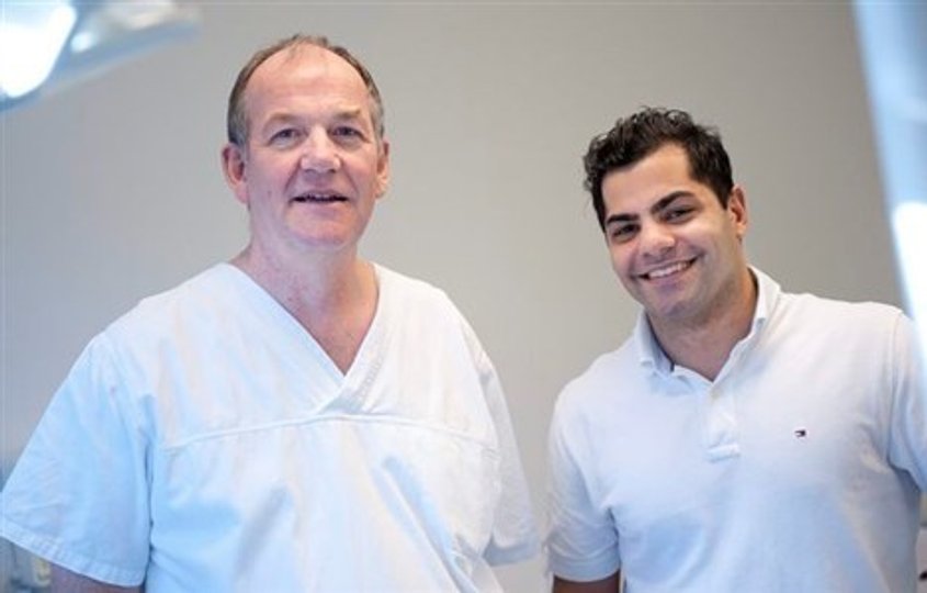 Tandlæge Anders Mikkelsen og hans assistent, tandlæge Sasan Tehrany, er klar til at tage imod de ny patienter. 
Foto: Diana Holm