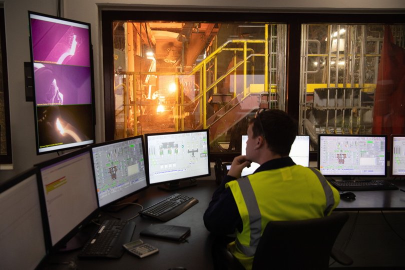 1550 grader inde i ovnen får sten til at smelte. Processen kræver enorme mængder energi. Foto: Bente Poder
