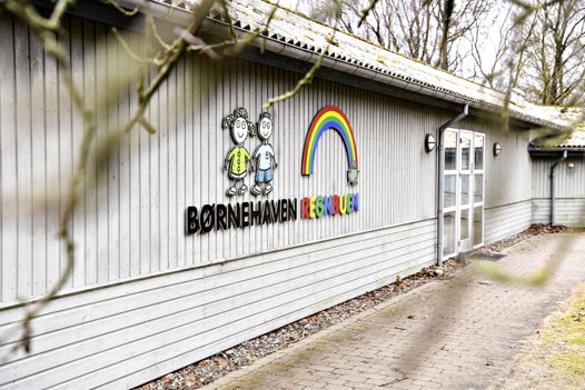 Den nedslidte daginstitution Regnbuen er i sin tid etableret ved at sammenbygge tre tidligere lærerboliger fra 1962, samme år som Sortebakkeskolen blev indviet. Foto: Claus Søndberg