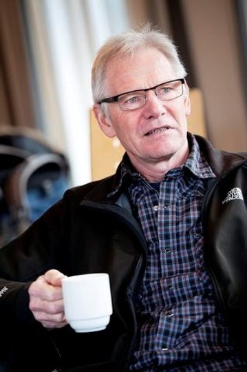 Lærer Peter Gustafsson i færd med at drikke en af sine sidste kopper kaffe på Mejlby Efterskole efter godt 27 års virke. Han overlader nu jobbet til yngre kræfter. Foto: Henrik Bo