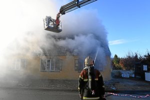 Store skader på villa ved ildebrand - vej blev spærret