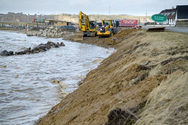 Morsø Kommune udviser ifølge direktøren for teknik og Miljø rettidig omhu ved at kystsikre stranden ud for Sundbyvej nu.