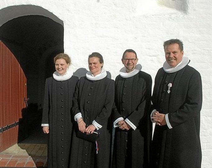 Inden indsættelsen i Als kirke. Fra venstre præsterne Iben Brejner Højgaard, Als, Mette Tved Hansen, Finn Carpentier, Skelund og provst Carsten Bøgh Pedersen. Foto: Ejlif Rasmussen