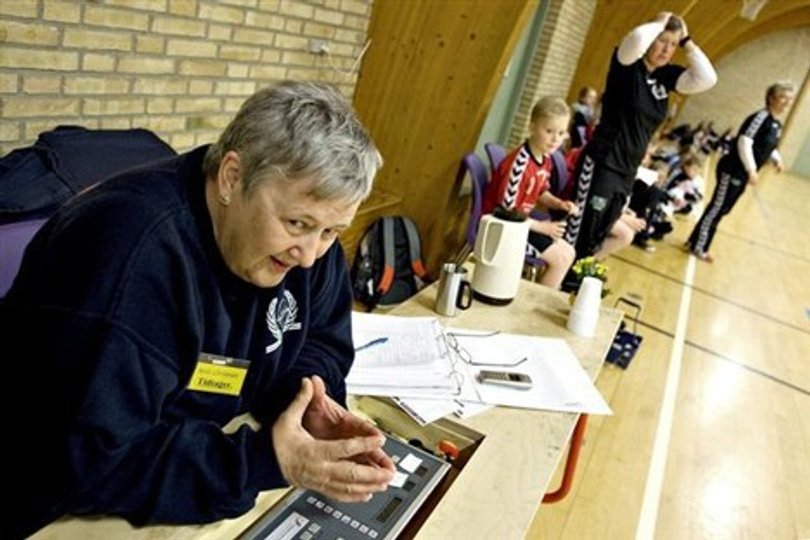 600 kampen skal spilles, inden den sidste finale påskesøndag. Her er det Bente Christensen fra påskestævneudvalget ved tidtagerbordet. Arkivfoto: Claus Søndberg