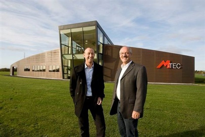 M-tec-cheferne Jesper Fjeldsø (tv) og Svend Mousten Hansen foran virksomhedens karakteristiske bygning ved Omfartsvejen ved Pandrup. Arkivfoto: Grete Dahl