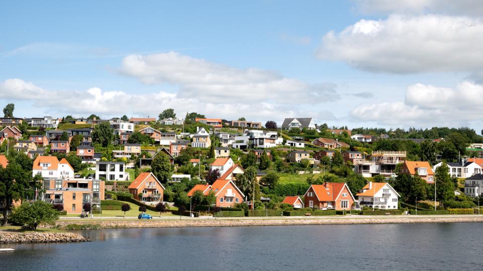 De kystnære skrænter i Hobro giver mange husejere fin udsigt over Mariager Fjord og byen. Foto: Claus Søndberg