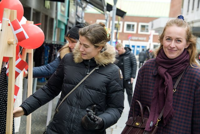 Veninderne Emilie Sucksdorff (tv.), 29 år, og Louise Breinholt Pedersen, 28 år, var glade for at kunne gå rundt og kigge i butikker igen.Foto: Bo Lehm