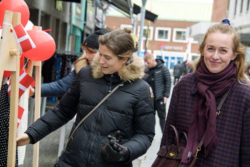 Veninderne Emilie Sucksdorff (tv.), 29 år, og Louise Breinholt Pedersen, 28 år, var glade for at kunne gå rundt og kigge i butikker igen.Foto: Bo Lehm <i>Bo Lehm</i>
