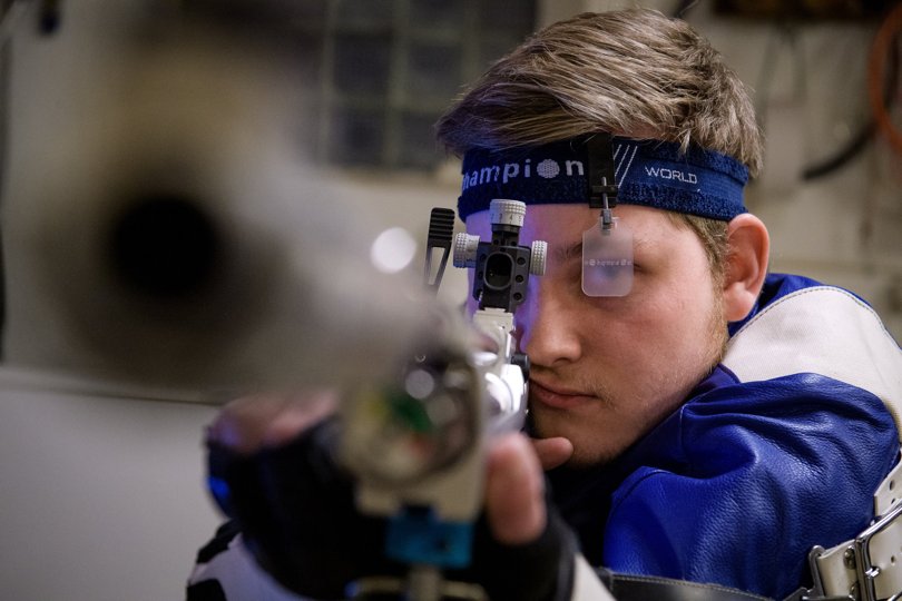 Kasper Lousdal arbejder frem mod de Paraolympiske Lege til august, og derfor træner han mange timer om ugen på skydebanen. Han har en skydebane derhjemme, så pandemien sætter ikke en stopper for hans træning.