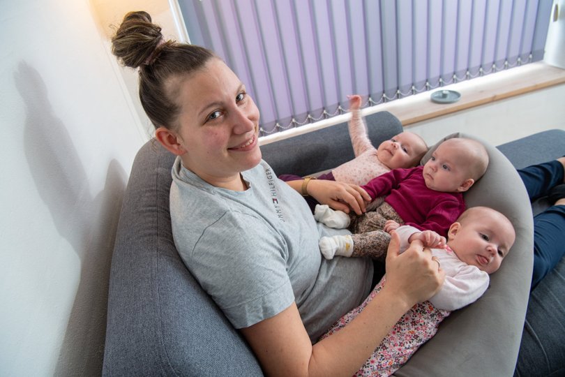Anna Severin Sørensen med trillingerne Ida, Clara og Rosa. Børnene kom til verden 17. oktober 2020, og hverdagen er travl - nu efterlyser moderen en debat om vilkårene for tvillinge-, trillinge- og småbørnsfamilier er gode nok.Foto: Bente Poder
