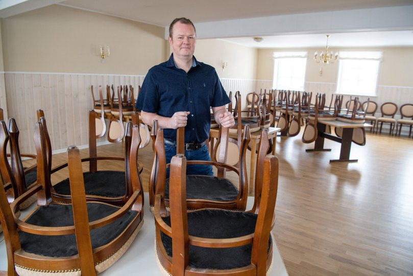 Brian Skøttrup kan blot vente, mens der hverken er aktivitet i selskabslokaler, restaurant eller køkkenet på Løkkens Vejkro. Foto: Bente Poder