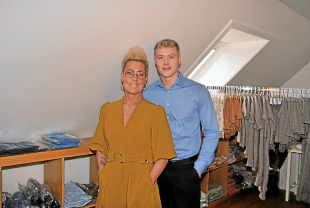 Mor og søn, Helle og Oliver Lynggaard, har valgt at føre børnetøjsbutikken Nif-Nif, der lukkede efter en brand i maj sidste år, videre som webshop. Privatfoto