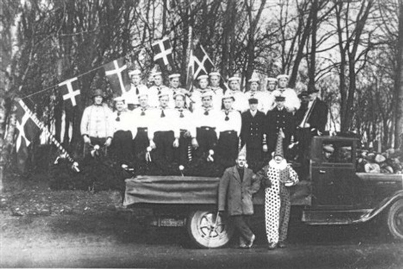 11. februar 1929 kørte den første fastelavnsbåd gennem Ravnkilde med Niels Søndergaard som chauffør. Arkivfoto: Spillemandsmuseet i Rebild.