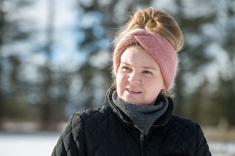 Liv Martine Hansen forstår ikke, Hjørring Kommune vil skræmme folk væk fra de naturskønne områder ved at tillade kæmpemøllerne. Foto: Bente Poder