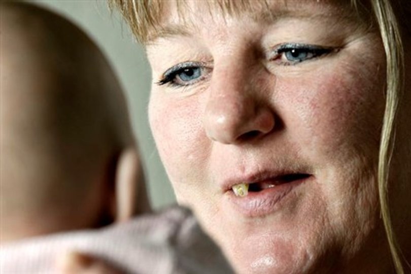 Susan Larsen ville ønske, at hun kunne give sin datter et rigtigt flot tandpastasmil. Men det har desværre lange udsigter. Foto: Peter Broen