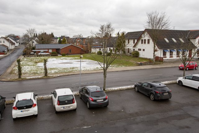 Det er her på den 1036 kvadratmeter store hjørnegrund i Jernbanegade 8 i Nøager, byparken skal anlægges senere i år. Anlægsbudgettet er på omkring 600.000 kr. Tidligere lå der en manufakturforretning på hjørnet, der på intiativ af Rebild Kommune blev nedrevet i første del af 2020.
