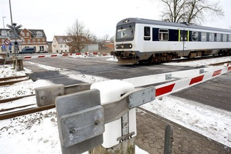 Overkørslen her ved Dall Møllevej lukker, og Banedanmark lægger op til, at der bygges en bro. Det er en del borgere imod, fordi de frygter et stort bygningsværk, er rager højt op i landskabet. Desuden skal vejen skærmes af for at undgå gener fra bile